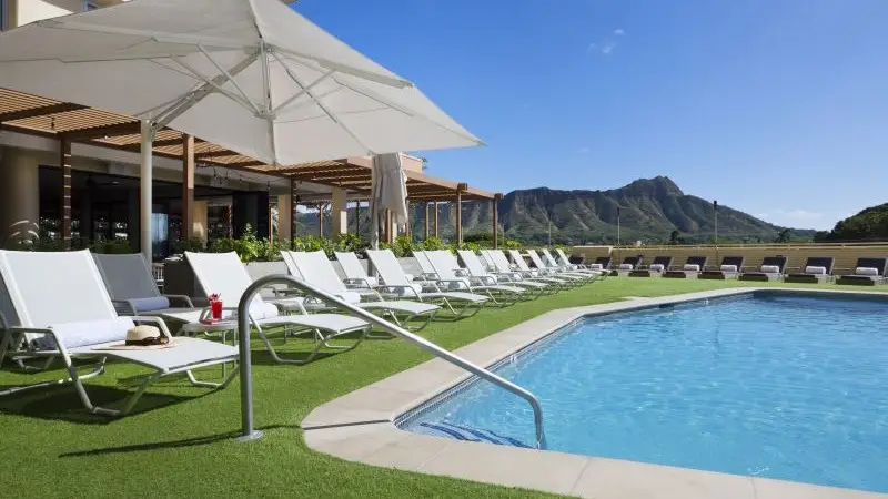 queen-kapiolani-hotel-pool-waikiki-oahu-hawaii