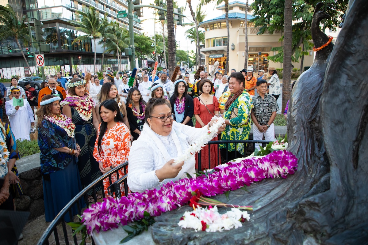 OUTRIGGER Waikiki Paradise Hotel Lei Draping at Princess Ka'iulani Statue
