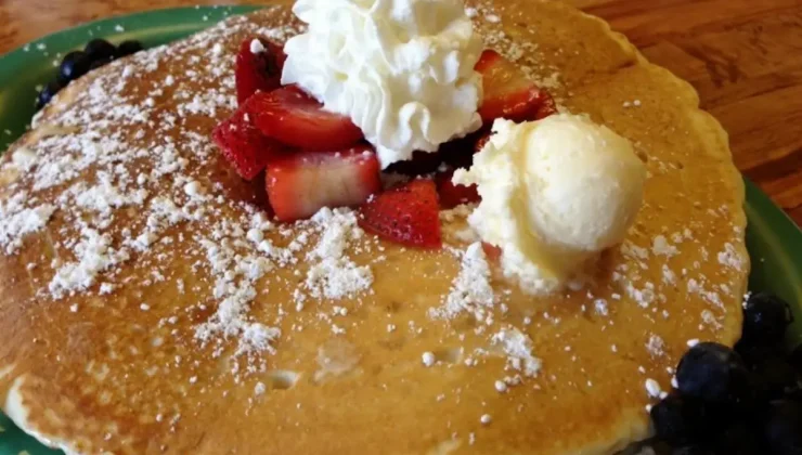 eat-hawaii-island-breakfast-hawaiian-style-restaurant-pancakes-strawberries-credit-hawaiian_style_cafe-instagram.webp