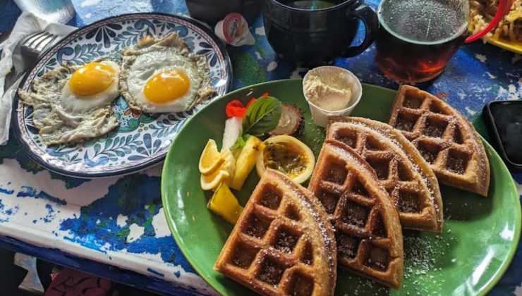 hawaii-island-breakfast-peles-kitchen-pahoa-town-waffles-eggs-fruit-credit-peleskitchenfacebook.jpeg